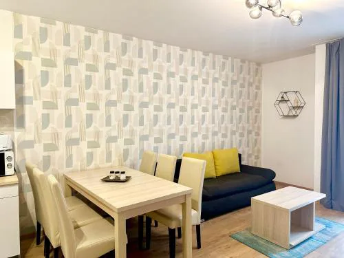 Prime Stay - Premium 2 Bedroom Family Apartment with Balcony - Free Parking