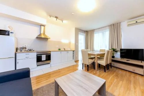 Prime Stay - Spacious 2 Bedroom Family Apartment - Parking Included