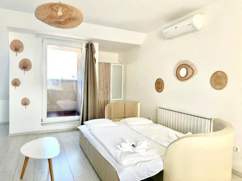 Prime Stay - Top Floor 1-Bedroom Apartment with Balcony
