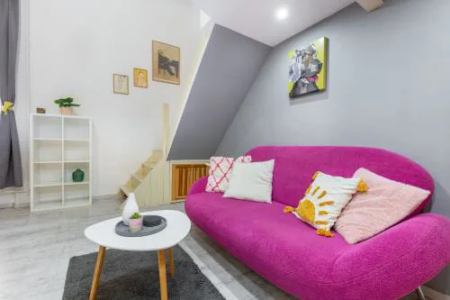 Quiet Cozy Art Apartment - City Center, Near Metro