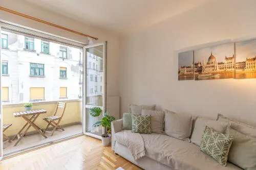 Riverside Balcony Apartment with view to Danube