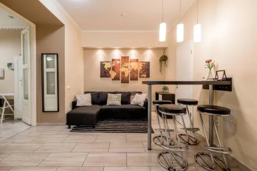 RoomBack Rooms - 2BR Apt with AC near Deak ter