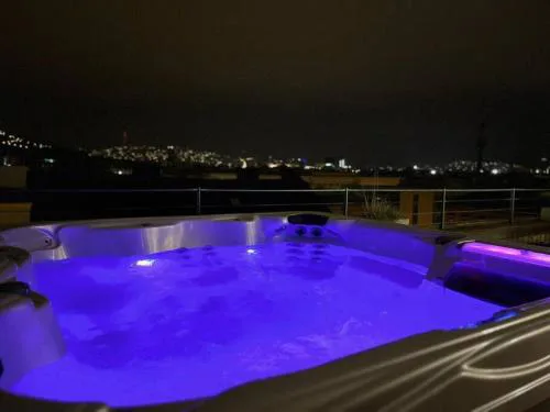 Rose cosy tiny studio with shared rooftop terrace and jacuzzi MK2