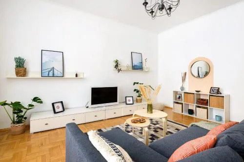 Spacious & serene downtown home with FREE parking