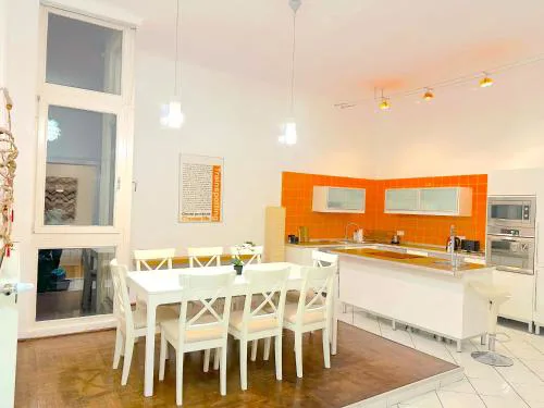 Stunning 150m2 3-bedroom with Balcony