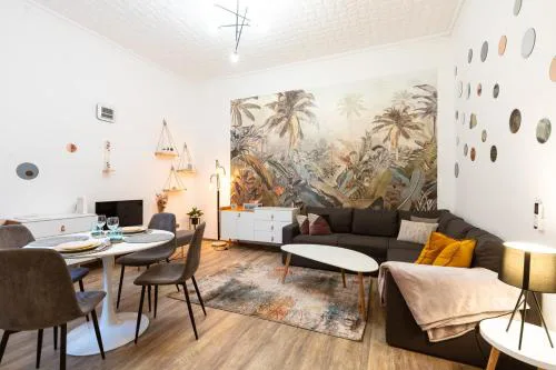 Stylish Modern Apartment next to New York Cafe