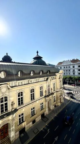 Stylish Parisian 3BR in Central Budapest, Sleeps 9