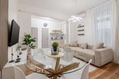 Sunny & Cozy Stylish Apartment -Perfect Location-