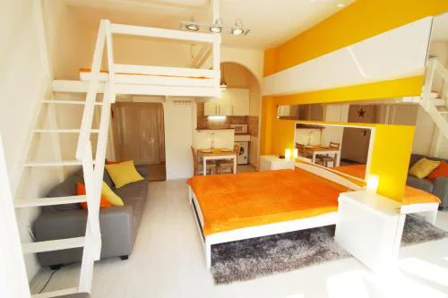 Sunny Studio in Party District- Balcony- AC
