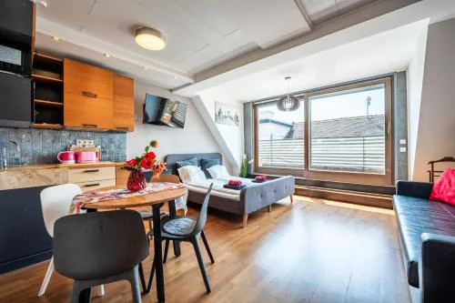 Sunny Stylish rooftop home private balcony shared jacuzzi MK2