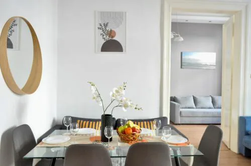 Top Central Rhapsody Residence - 4 rooms - Steps from Major Attractions