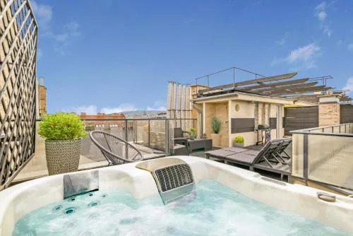 Triplex, Rooftop with Parlament view & Jacuzzi