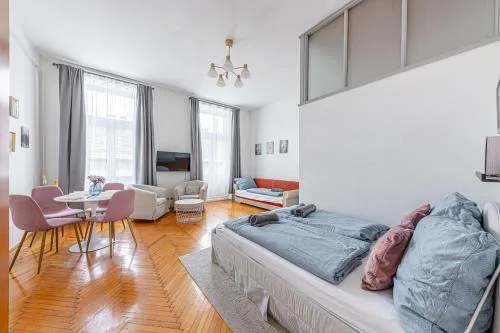 Urban Charm Central Studio AC and Bathtub