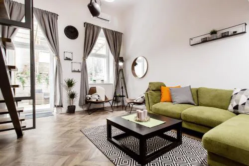 Walk to Nightlife from Elegant and Quiet Apartment