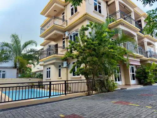 Family 3-Bedroom Apartment with Pool, Pereybère