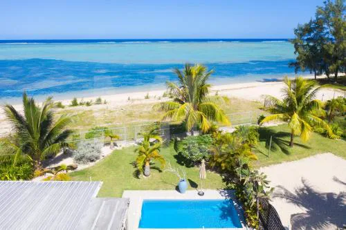 Chalet Kestrel with pool on the beach