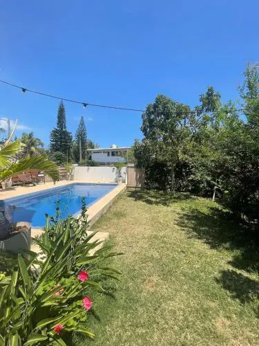 Appartement chaleureux avec jardin et piscine