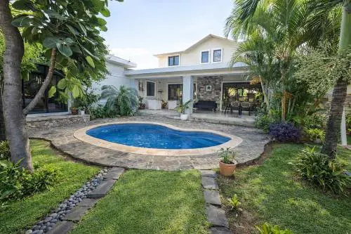 Family villa with pool Secure residence