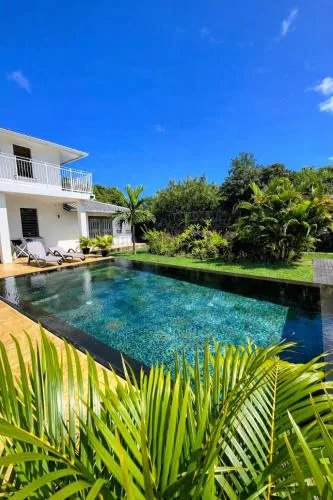 Vanilla Lodge Tropical Garden Suite with Outdoor Stone Bath & Bamboo Shower, inifinity pool