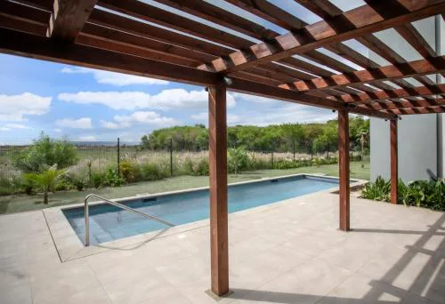 Stylish Three Bed Apartment - Central with Pool