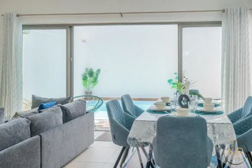Azure 4 Bedrooms Haven Retreat: Where Tranquility Meets Turquoise Waters, Flic en Flac Mauritius