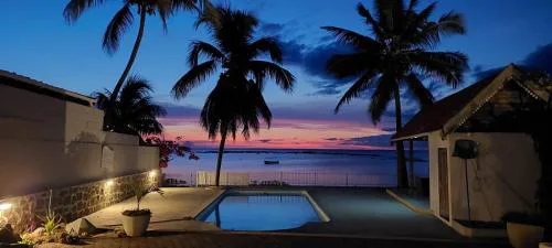 Beachfront Villa Klondike - Private 3-bedrooms