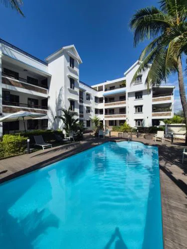 Les Cerisiers - Modern stylish apartment - 2 Mins walk to beach
