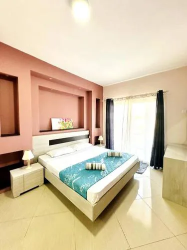 Modern 3 bed flat with pool