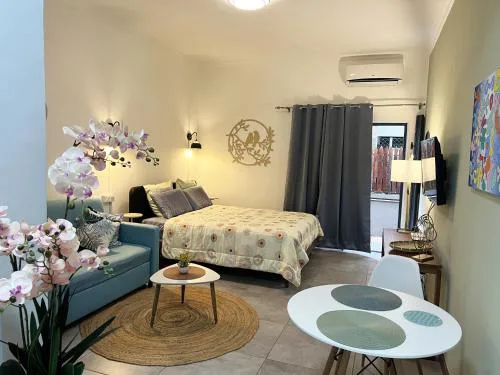 Newly Renovated Studio Apartment with Rooftop Pool, Few Steps to the Beach