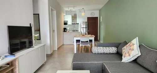 SANDSTONE 2 BEDROOM APARTMENT with LIFT and COMMON POOL