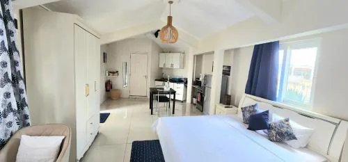 Lovely studio apartment with views of the lagoon.