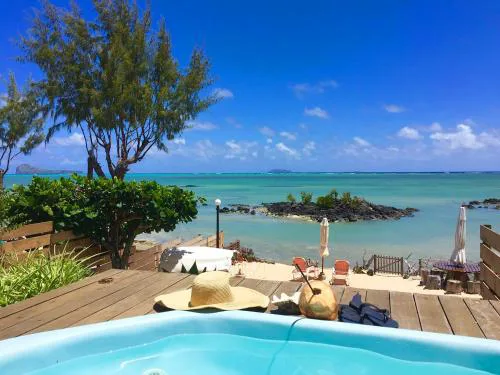 Meerena Cheerful Beachfront Cottage with Jacuzzi