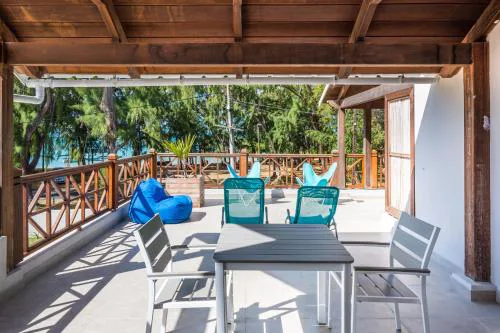 Quaint 2BDR Apt in Melville Public Beach w pool