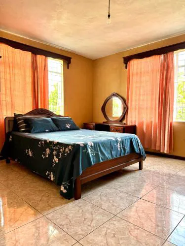 Transit Home - 10 mins from airport & Blue Bay Beach