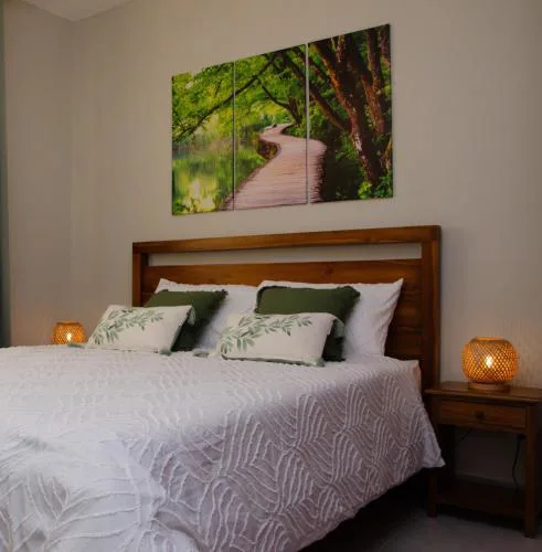 Ellara Escapes - Modern 1-Bedroom Apartment with Hill View - Sodnac, Quatre Bornes