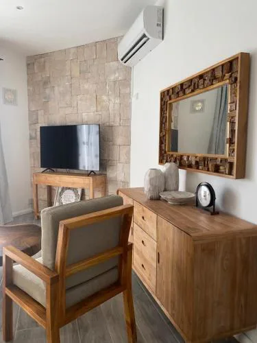 Stylish 2-Beds beach side apart with common pool Post Lafayette