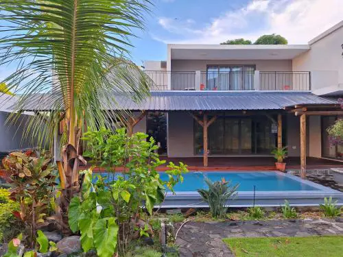 Three bedrooms House on first floor and access to swimming pool