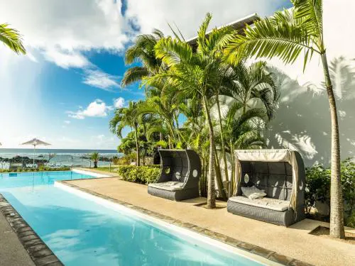 Beachfront & Pool serviced apartment with stunning view - closest to the beach than most hotel