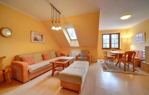 Żółty Apartament Sun Seasons 24 w Karpaczu z Balkonem by Noclegi Renters