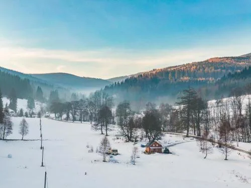 Drewniany domek pod masywem Śnieżnika