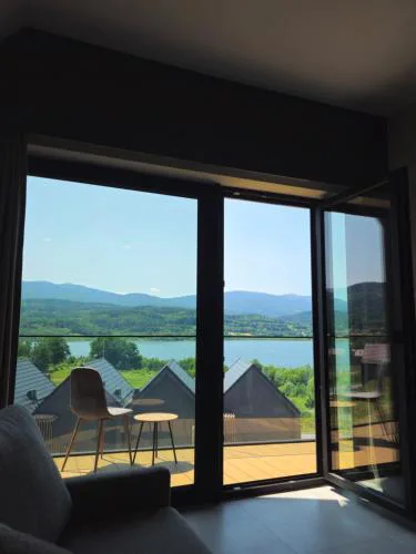 Lake Chwil widok na zalew i góry