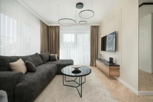 Elegancki Apartament z Parkingiem Blisko Starego Miasta by Noclegi Renters
