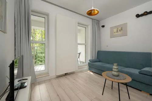 Elegancki Apartament z Parkingiem i Umeblowanym Balkonem we Wrocławiu by Noclegi Renters