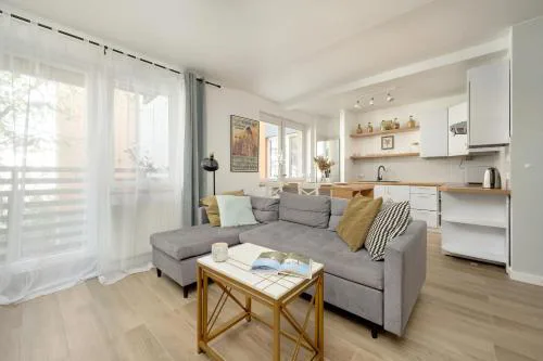 Jasny Apartament z 2 Balkonami Wrocław Partynice by Noclegi Renters