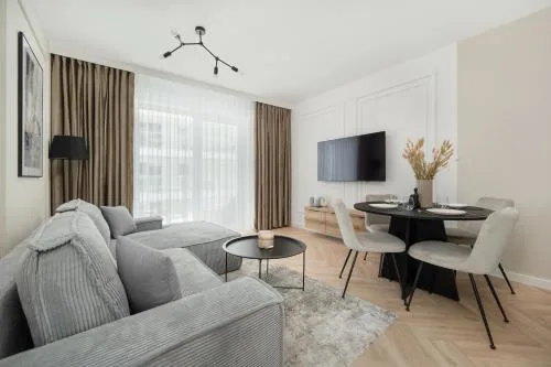 Stylowy Apartament z Balkonem i Wanną by Noclegi Renters