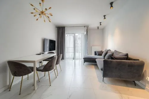 Zyndrama City Centre Deluxe Apartment by BookingHost