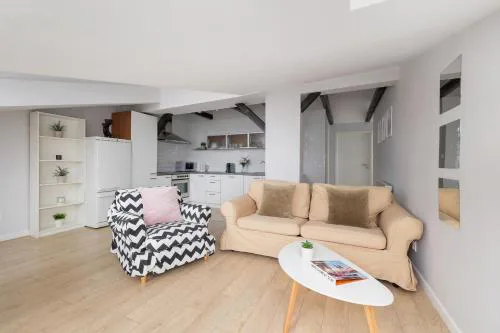 Apartment with 2 Bedrooms and Desks in the Center of Cracow by Noclegi Renters