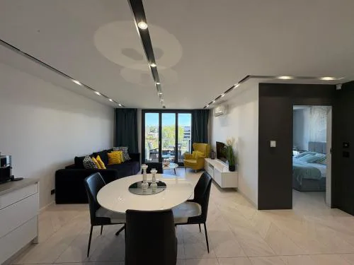 Beautiful apartment with air conditioning, balcony and underground garage