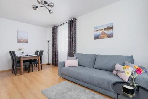 Cozy Apartment with Balcony Chmieleniec by Noclegi Renters