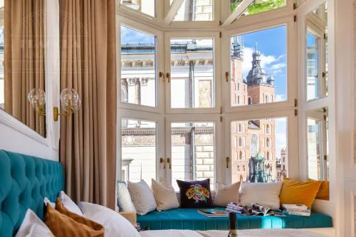 Feniks Main Square by Fragola Collection